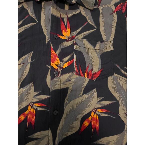 Men's Button Down Short Sleeved Collared Shirt - Picture 2 of 3